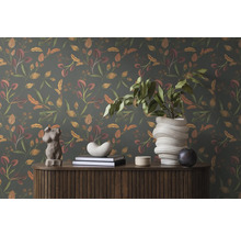 Decoratief interieur met bloemenbehang, dressoir en vazen