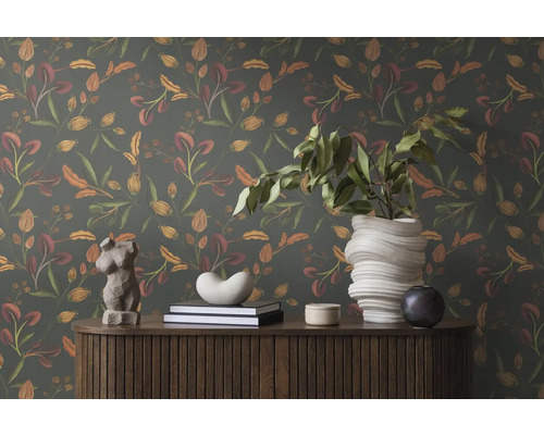 Decoratief interieur met bloemenbehang, dressoir en vazen