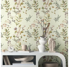 Decoratieve kamer met bloemenbehang en wit meubilair voor een gezellige sfeer