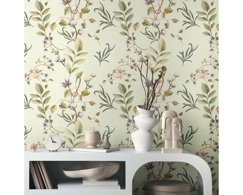 Decoratieve kamer met bloemenbehang en wit meubilair voor een gezellige sfeer