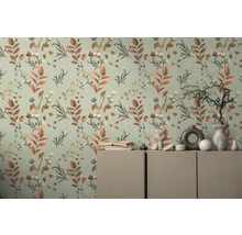 Wanddecoratie met bloemenbehang en dressoir met decoraties