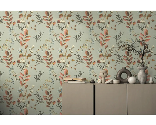 Wanddecoratie met bloemenbehang en dressoir met decoraties