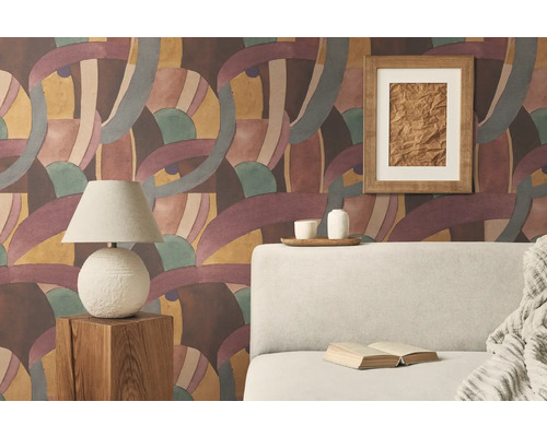 Woonkamer met patroonbehang, lamp en bank