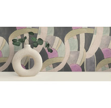 Decoratieve scène met een vaas met eucalyptus voor een behang met patroon.