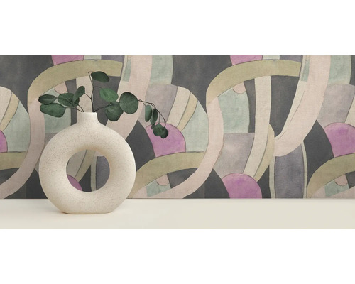 Decoratieve scène met een vaas met eucalyptus voor een behang met patroon.