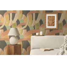 Woonkamer met patroonbehang, lamp en bank