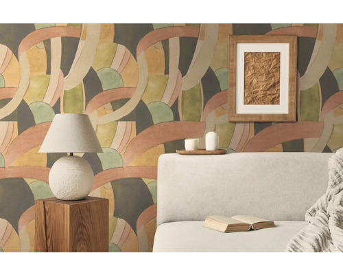 Woonkamer met patroonbehang, lamp en bank