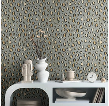 Kamer met grijs luipaardbehang en witte decoraties op een witte kast