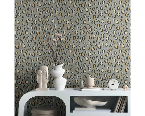 Kamer met grijs luipaardbehang en witte decoraties op een witte kast