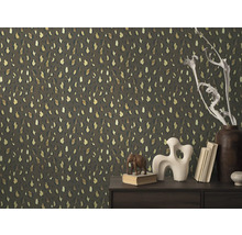 Kamerweergave met een behang met print en decoraties op een dressoir