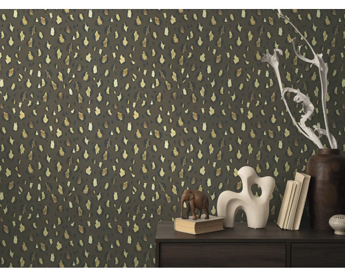 Kamerweergave met een behang met print en decoraties op een dressoir