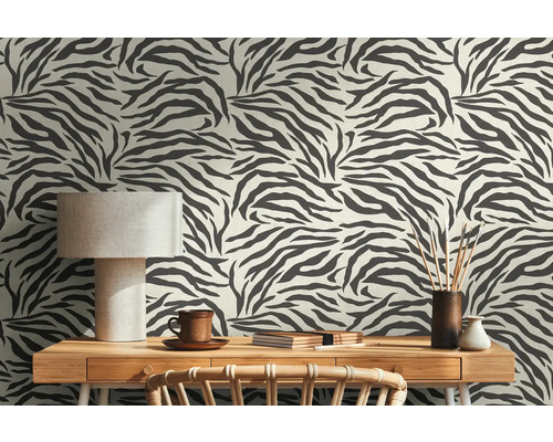 Scene met bureaulamp en behang in zebra design