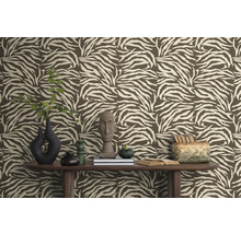 Kamerweergave met bruin zebraprintbehang, gedecoreerd met vazen, boeken en decoraties op een houten tafel.