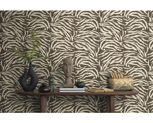 Kamerweergave met bruin zebraprintbehang, gedecoreerd met vazen, boeken en decoraties op een houten tafel.