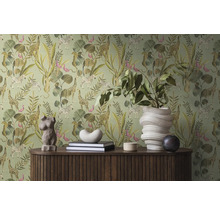 Scene met een dressoir voor een groen junglebehang met dieren en planten