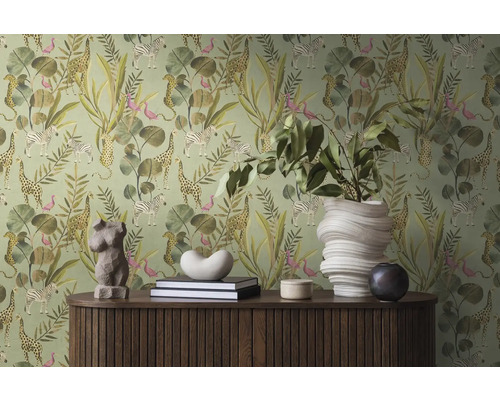 Scene met een dressoir voor een groen junglebehang met dieren en planten