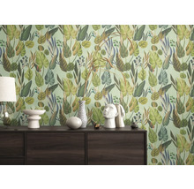 Interieur met groen bladbehang en donkerhouten kast met decoratie