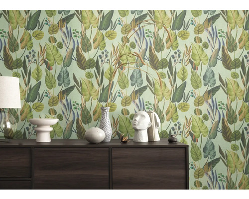 Interieur met groen bladbehang en donkerhouten kast met decoratie