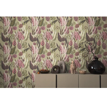 Kameroverzicht met bloemenbehang en decoratie op een dressoir