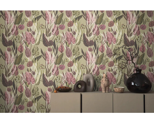 Kameroverzicht met bloemenbehang en decoratie op een dressoir