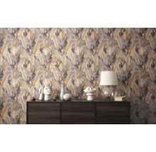 Woonkamer met dressoir en behang met bladmotief