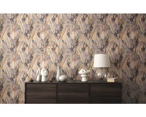 Woonkamer met dressoir en behang met bladmotief