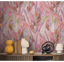 Decoratieve kamer met een roze patroonbehang met bladeren