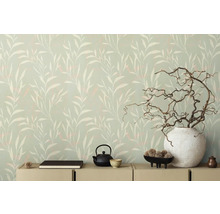 Decoratieve woonkamer met behang met bladerpatroon