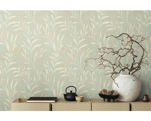 Decoratieve woonkamer met behang met bladerpatroon