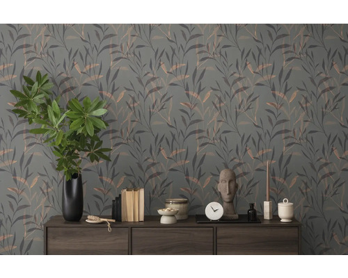 Decoratieve kamer met patroonbehang en houten dressoir