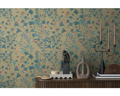 Decoratieve kamer met behang met bladmotief