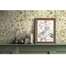 Decoratieve scène met een patroonbehang, een ingelijste afbeelding en decoratieve objecten op een plank