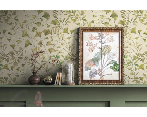 Decoratieve scène met een patroonbehang, een ingelijste afbeelding en decoratieve objecten op een plank