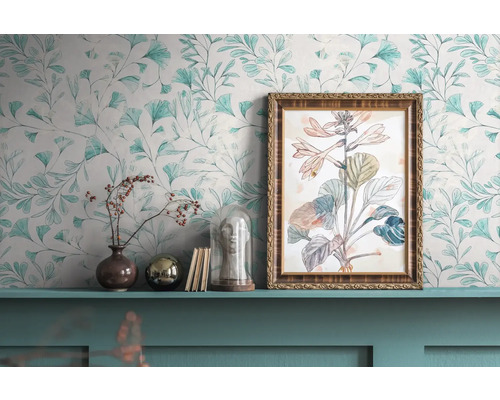 Decoratieve scène met bloemenbehang, ingelijste plantenafbeelding en decoratieve objecten op een plank