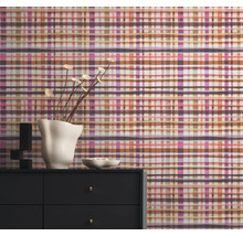 Scene met een commode en een behang met patroon op de achtergrond