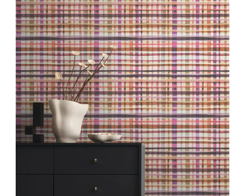 Scene met een commode en een behang met patroon op de achtergrond