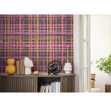 Decoratieve kamer met patroonbehang, dressoir en decoraties voor een stijlvolle ambiance.