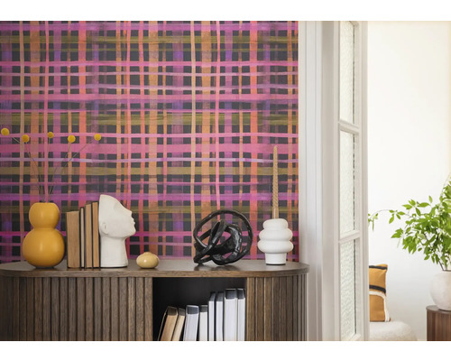 Decoratieve kamer met patroonbehang, dressoir en decoraties voor een stijlvolle ambiance.