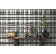 Decoratieve wandbekleding met geruit behang in een woonkamer.