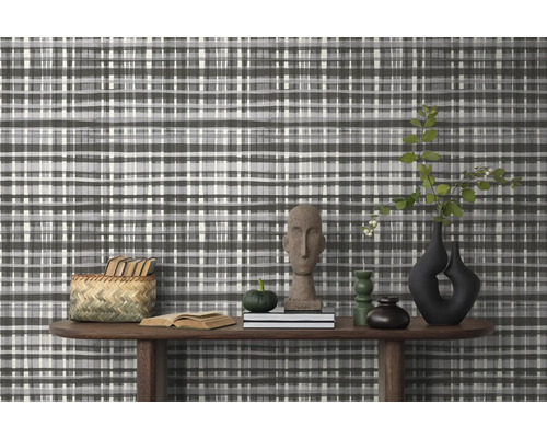 Decoratieve wandbekleding met geruit behang in een woonkamer.