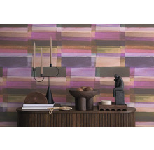 Decoratief interieur met behang met patroon, kandelaar en houten dressoir