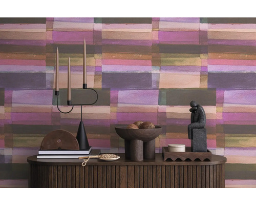 Decoratief interieur met behang met patroon, kandelaar en houten dressoir