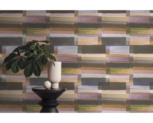 Wand met abstract gestreept behang, vaas en tafel