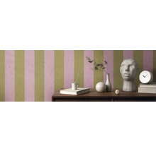 Kamer met gestreept behang, tafel met decoraties en een sculptuur