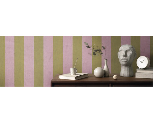 Kamer met gestreept behang, tafel met decoraties en een sculptuur