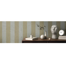 Decoratief behang met streepmotief in een lichte ruimte