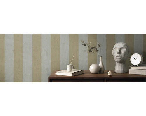 Decoratief behang met streepmotief in een lichte ruimte