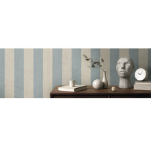Scene met gestreept behang, tafel, decoraties en sculptuur