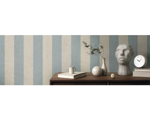 Scene met gestreept behang, tafel, decoraties en sculptuur