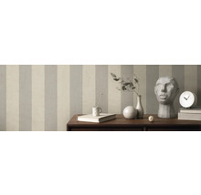 Kamer met gestreept behang, tafel met decoraties zoals vaas, klok en sculptuur